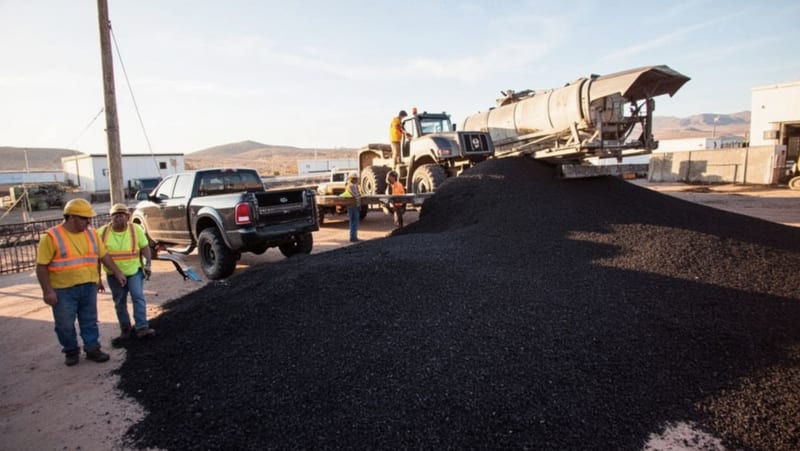 JMAS de Camargo prepara 56 m³ de mezcla asfáltica para atender baches y afectaciones viales