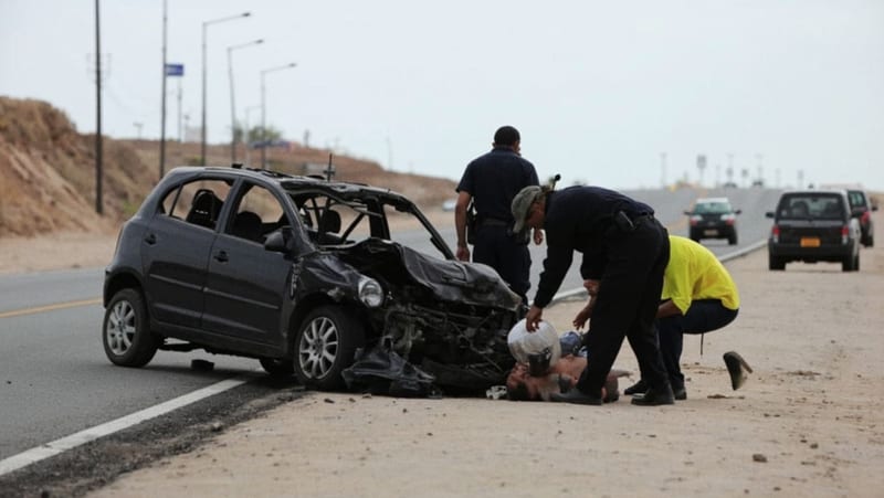 Joven de 22 años resulta gravemente lesionado tras impactar su auto contra un poste en la Teófilo Borunda