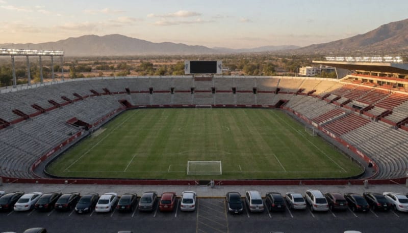 Estadio Olímpico Universitario con montañas al fondo en la tarde chihuahuense
