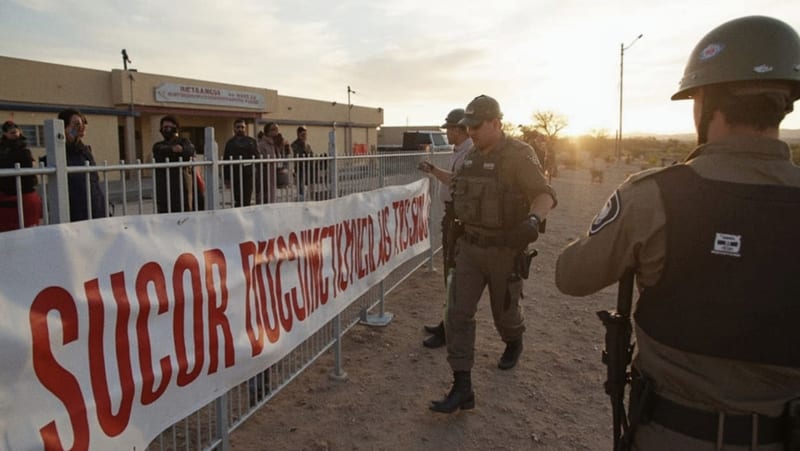 Localizan narcomanta con amenazas frente a guardería en Ciudad Juárez