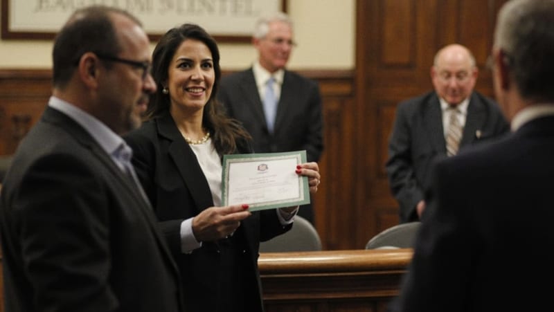 Manuela González Vázquez recibe reconocimiento como Servidora Pública Colegiada del Año en Delicias