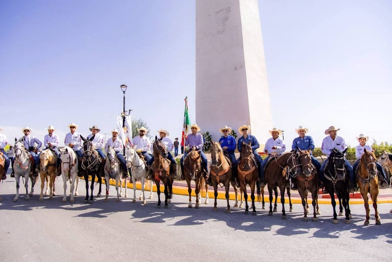 Marco Bonilla recibe a los jinetes de la Cabalgata Villista 2026 en Sacramento