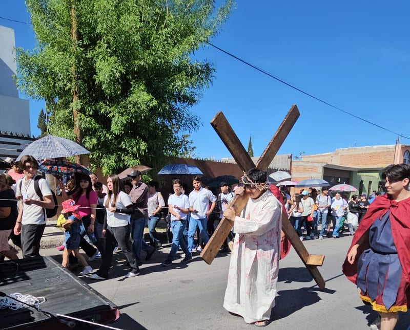 Multitudes conmemoran el Viernes Santo con procesiones del Viacrucis en el Sur de Chihuahua