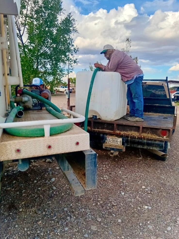 Municipio de Ojinaga distribuye agua potable a comunidades afectadas por escasez