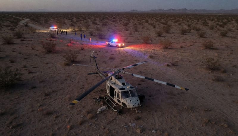 Helicóptero dañado en tierra con rastros de impactos de bala en el fuselaje