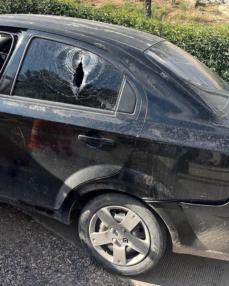 Ofrece recompensa por información sobre motociclistas que vandalizaron su auto en Parral