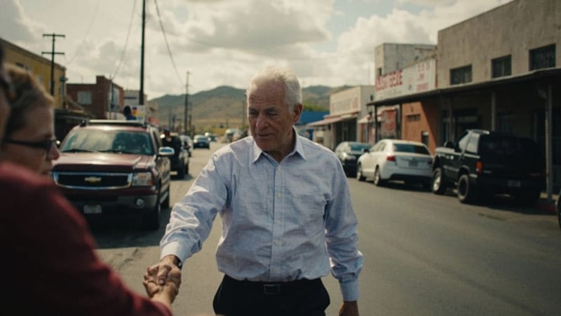 Candidato saludando a vecinos durante un recorrido por las calles de un municipio de Chihuahua