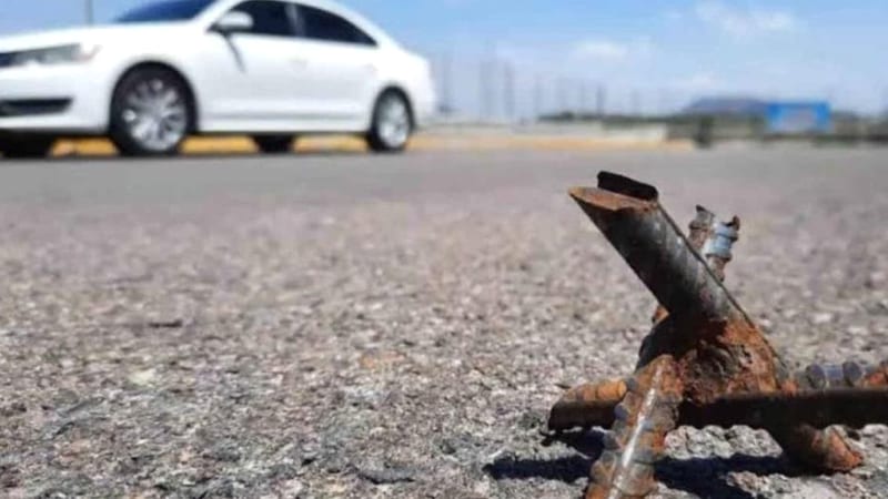 Ponchallantas en la carretera Durango–Parral dejan varados a varios conductores