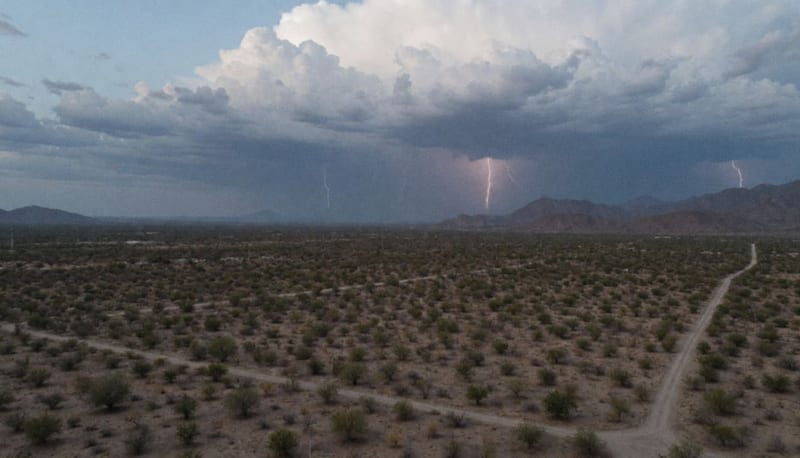 Cielo nublado sobre paisaje desértico chihuahuense con amenaza de tormenta en el horizonte