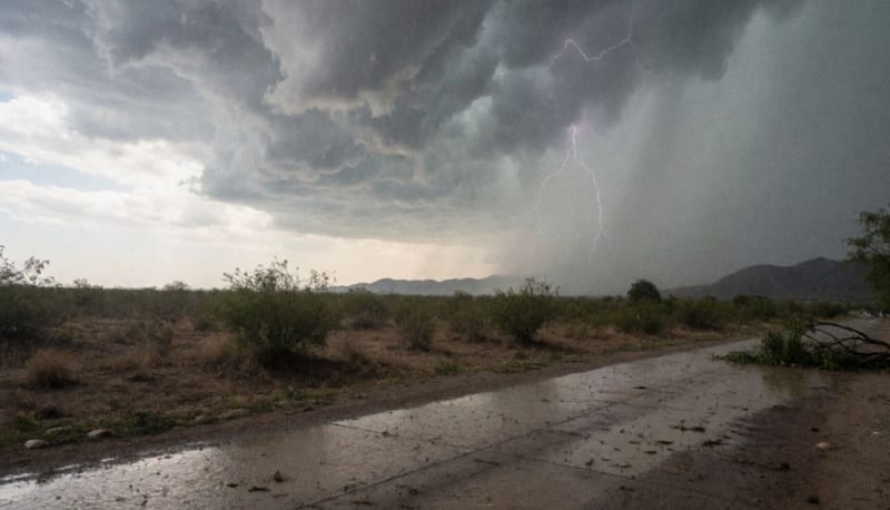 Tormenta desatada sobre paisaje desértico de Chihuahua con lluvia torrencial e inundaciones en la vía