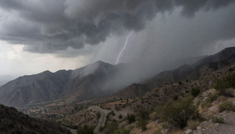 Nubes de tormenta oscuras avanzando sobre las montañas de la sierra chihuahuense con lluvia intensa