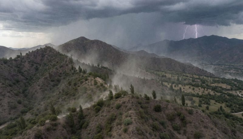 Nubes oscuras cubriendo la sierra de Chihuahua con lluvia e intenso viento durante la tarde