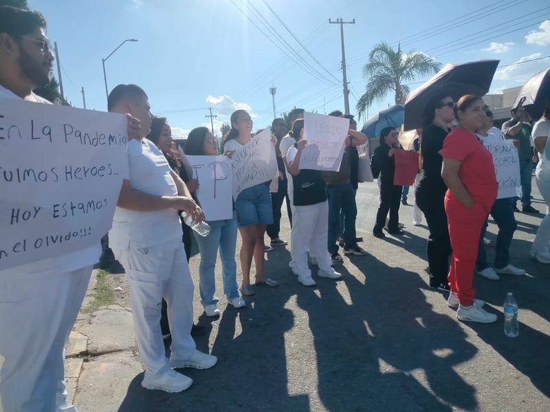 Protestan en Delicias trabajadores del IMSS: unos 70 rechazan aumento salarial de 2.9%