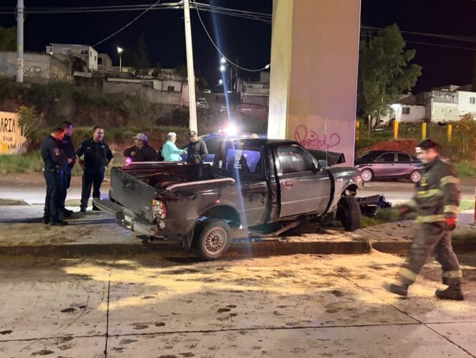 Quedan prensados dos jóvenes tras chocar contra camión y pilar de puente en la Lombardo Toledano