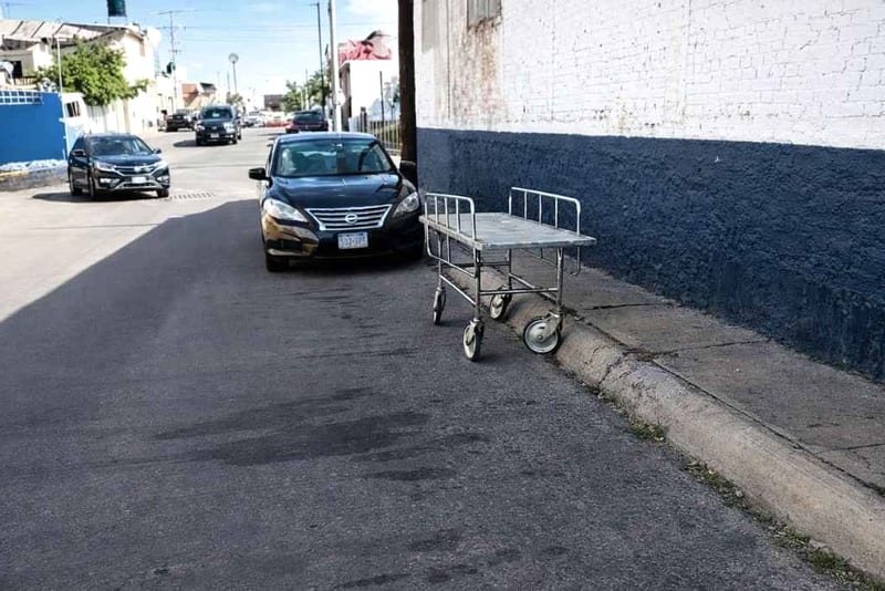Recuperan dos camillas de hospital abandonadas en las calles de Parral