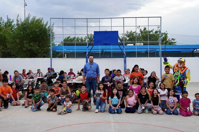 Regidor Mario Mata entrega apoyos alimentarios y actividades recreativas en Loma de Pérez