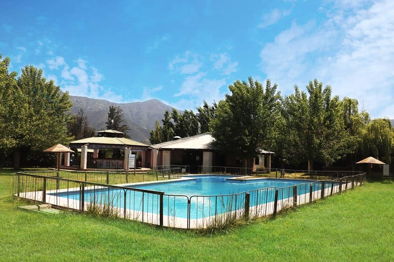 Riña en balneario Los Álamos deja tres apuñalados y desalojo masivo en Viernes Santo