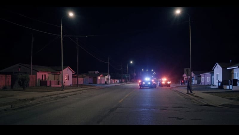 Calle residencial de Camargo iluminada por luces de emergencia tras un enfrentamiento nocturno