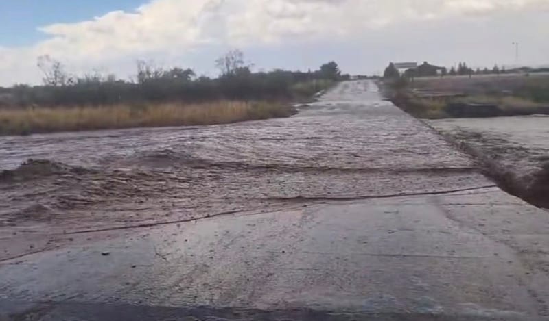 Río Casas Grandes se desborda por lluvias; autoridades alertan sobre cruce hacia San José