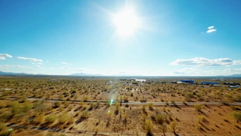 Paisaje desértico bajo intenso sol de mediodía en una región árida del norte mexicano