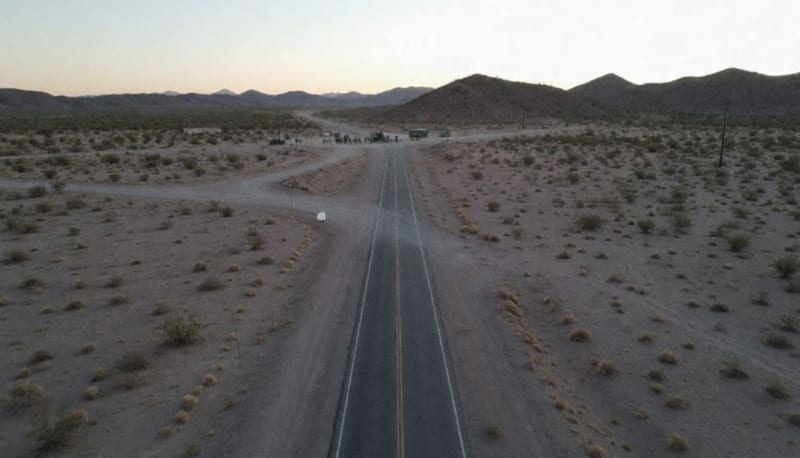 Carretera desértica en las inmediaciones de Ojinaga, Chihuahua, al amanecer