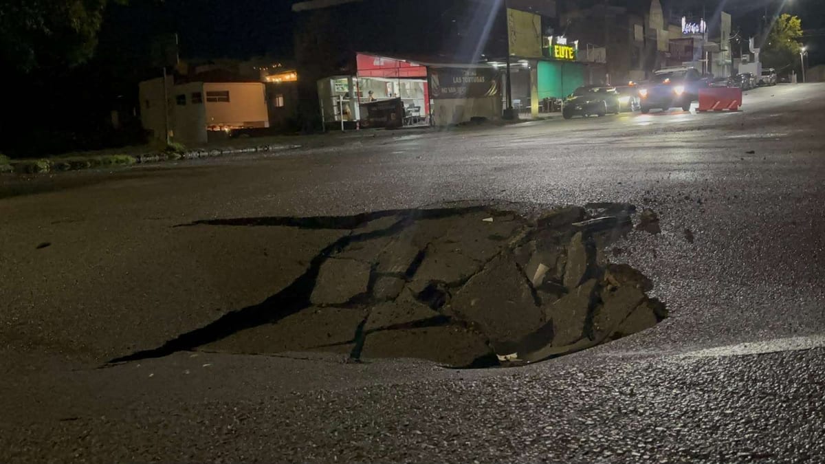 Socavón sobre la calle Ramírez Calderón en la colonia San Felipe