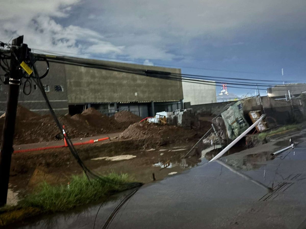 Socavón en la avenida de las Industrias y Sicomoro con dos postes derribados