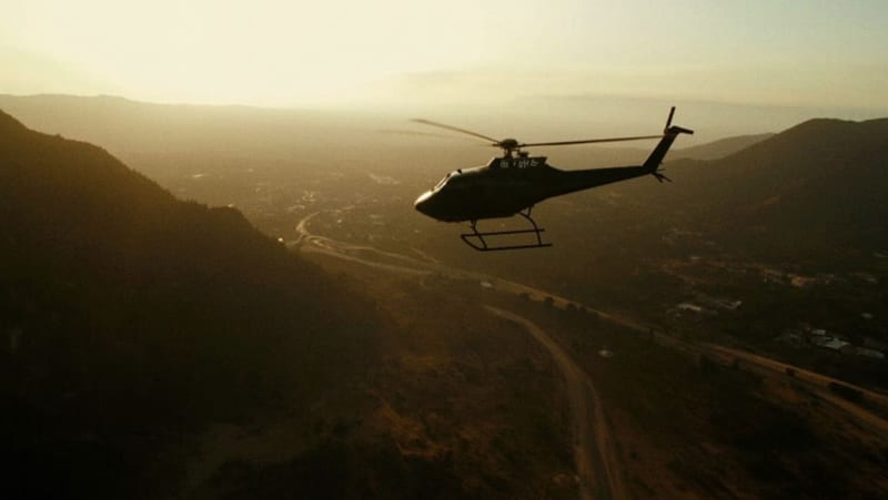 Sobrevuelo aéreo de helicóptero sobre el terreno montañoso de la sierra sur de Chihuahua