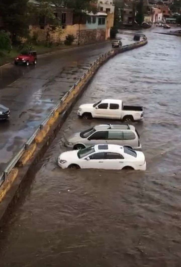 Temporal de lluvia causa estragos en Parral; reportan vuelcos y bloqueos viales