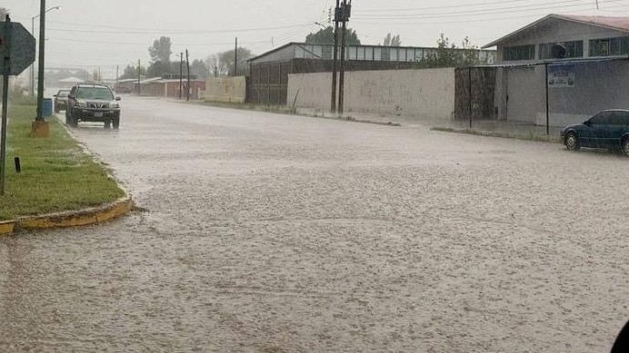 Tormenta severa arrastra vehículos y causa inundaciones en Parral