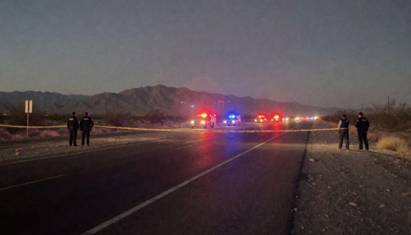Carretera del norte de Chihuahua acordonada por autoridades con luces de emergencia al atardecer