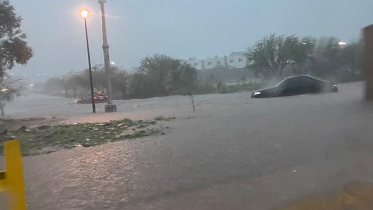 Calle inundada con autos varados en la zona de Monte Verde y El Reliz