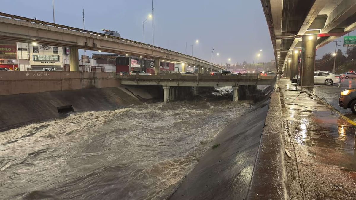 El canal Chuvíscar crecido bajo los puentes de la avenida Teófilo Borunda