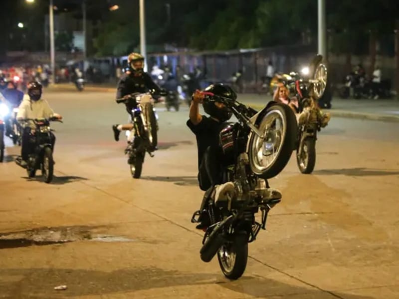 Vecinos de Delicias denuncian que padres esconden motocicletas ruidosas al llegar la policía