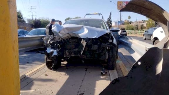 Vehículo queda atrapado en muro del puente suprimido de Delicias y desaparece antes de la llegada de autoridades