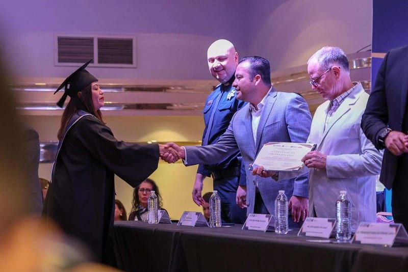 Victoria Chavira sacrifica su graduación para competir en el Nacional de Rodeo en Nebraska