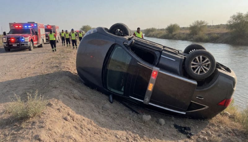 Vehículo volcado en el bordo del Río Bravo con unidades de emergencia atendiendo la escena