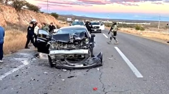 Volcadura fatal en la salida a Jiménez deja tres jóvenes muertos